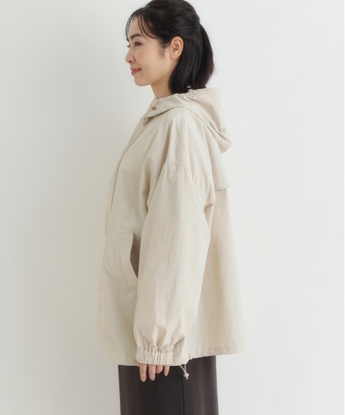 Right-on(ライトオン)の「HONEYSUCKLE ROSE(ハニーサックルローズ)マウンテンパーカー(ブルゾン・レディース・ライトベージュ/ブラック・M/L/S)」の4枚目の写真