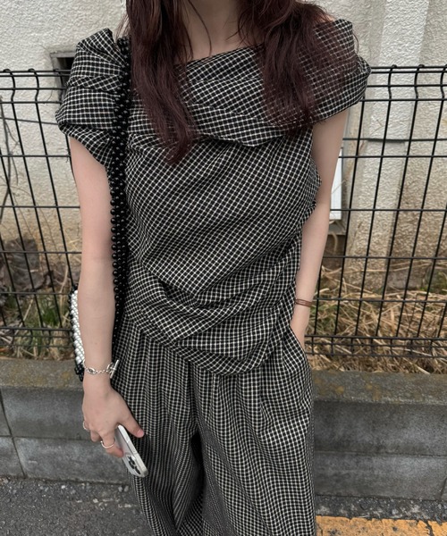 WILLFULLY（ウィルフリー）の「asymmetry tuck gather off shoulder check tops（Tシャツ/カットソー・レディース・ブラック/ブラウン・FREE）」の2枚目の写真