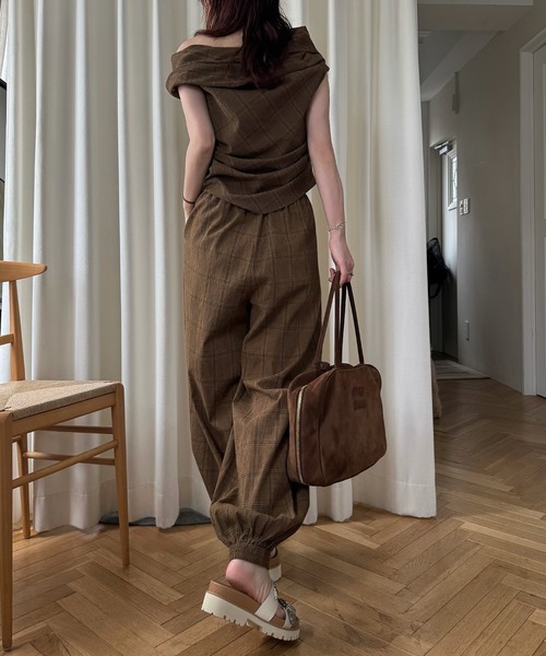WILLFULLY（ウィルフリー）の「asymmetry tuck gather off shoulder check tops（Tシャツ/カットソー・レディース・ブラック/ブラウン・FREE）」の7枚目の写真