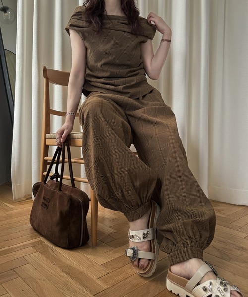 WILLFULLY（ウィルフリー）の「asymmetry tuck gather off shoulder check tops（Tシャツ/カットソー・レディース・ブラック/ブラウン・FREE）」の8枚目の写真