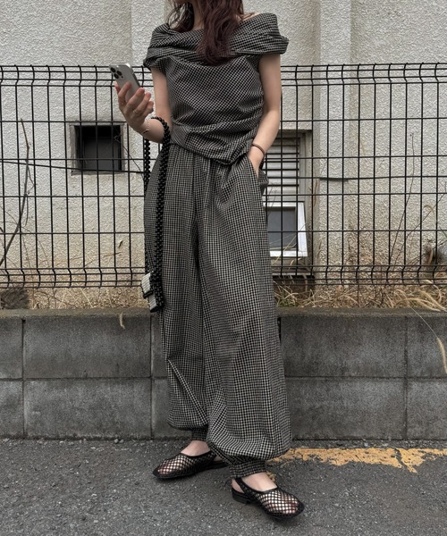 WILLFULLY（ウィルフリー）の「asymmetry tuck gather off shoulder check tops（Tシャツ/カットソー・レディース・ブラック/ブラウン・FREE）」の13枚目の写真