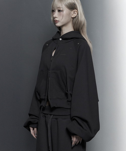 ETRE AU SOMMET(エトレオソメ)の「Hotfix Detail Cropped Two-Way Zip Hoodie (Charcoal)(パーカー・レディース・チャコールグレー・FREE)」の2枚目の写真