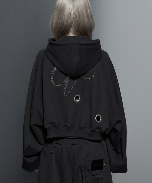 ETRE AU SOMMET(エトレオソメ)の「Hotfix Detail Cropped Two-Way Zip Hoodie (Charcoal)(パーカー・レディース・チャコールグレー・FREE)」の3枚目の写真