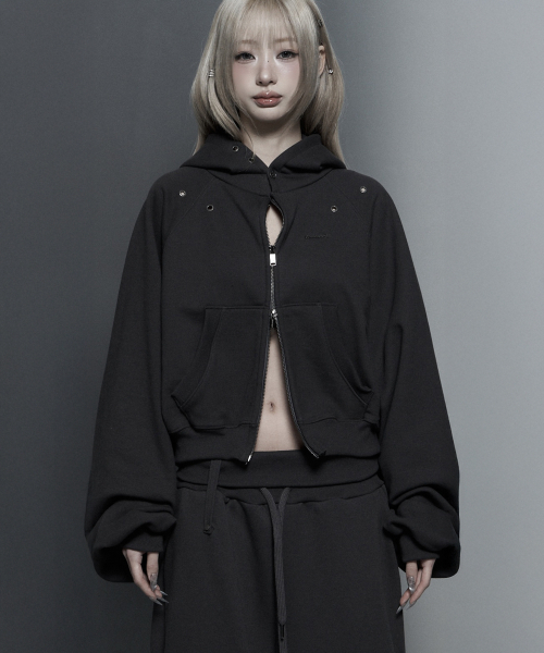ETRE AU SOMMET(エトレオソメ)の「Hotfix Detail Cropped Two-Way Zip Hoodie (Charcoal)(パーカー・レディース・チャコールグレー・FREE)」の4枚目の写真