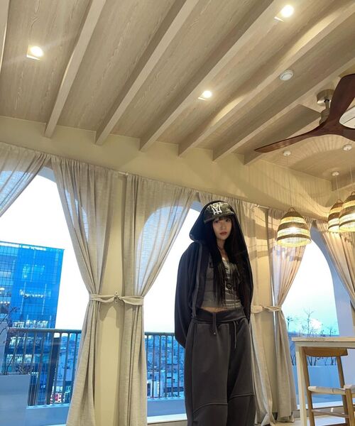 ETRE AU SOMMET(エトレオソメ)の「Hotfix Detail Cropped Two-Way Zip Hoodie (Charcoal)(パーカー・レディース・チャコールグレー・FREE)」の5枚目の写真