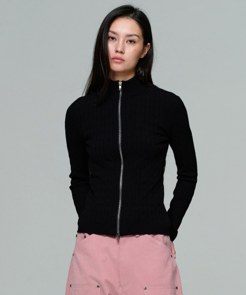 ERA(エラ)の「WOMEN FITTED CABLE ZIP KNIT - BLACK(ニット/セーター・レディース・ブラック・OS)」の1枚目の写真