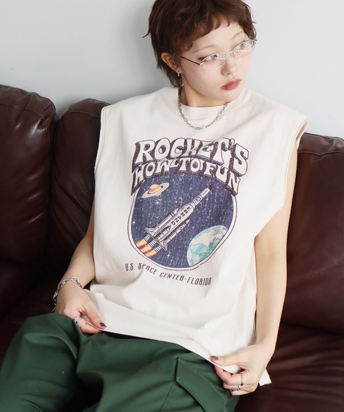 POWER TO THE PEOPLE(パワートゥーザピープル)の「【POWER TO THE PEOPLE/パワートゥーザピープル】ヴィンテージデザイン ノースリーブTシャツ(Tシャツ/カットソー・メンズ・ブラック系2/ブラック系その他/ホワイト系3/ブラック系その他2/ホワイト系1/ホワイト系2/ブラウン系1/ブラウン系2/ブラック系1・M/L/LL)」の3枚目の写真
