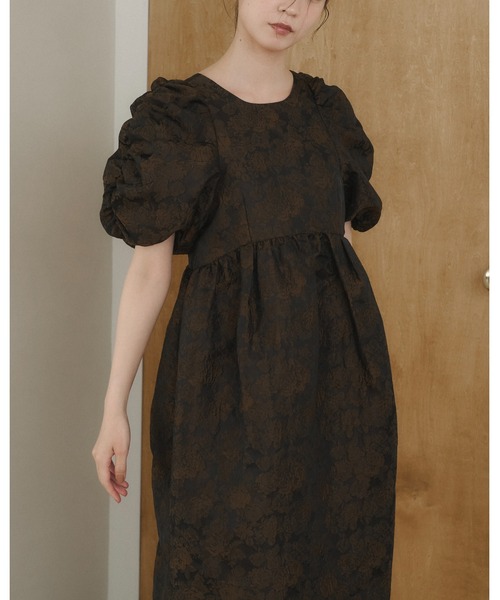 moi tytto(モイテュット)の「シュシュ付き パフスリーブ ジャガード ワンピース 【別売りビスチェとセット着用可能】(ワンピース・レディース・ブラウン/ベージュ・FREE/SMALL)」の21枚目の写真