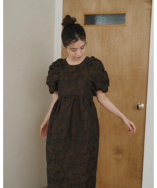 moi tytto(モイテュット)の「シュシュ付き パフスリーブ ジャガード ワンピース 【別売りビスチェとセット着用可能】(ワンピース・レディース・ブラウン/ベージュ・FREE/SMALL)」の11枚目の写真