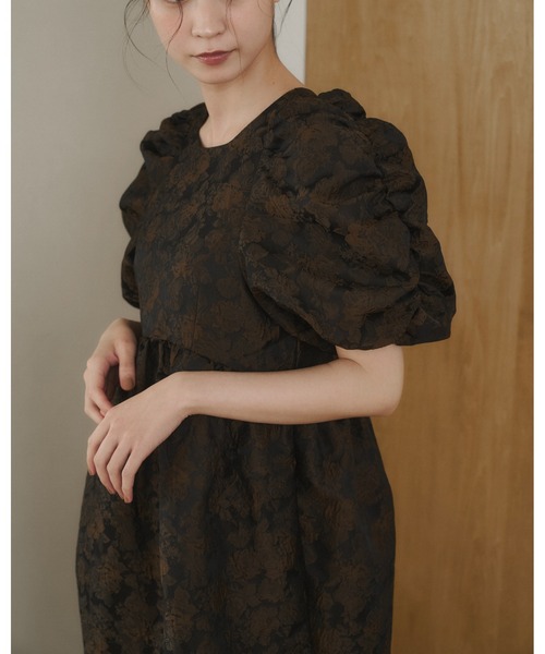 moi tytto(モイテュット)の「シュシュ付き パフスリーブ ジャガード ワンピース 【別売りビスチェとセット着用可能】(ワンピース・レディース・ブラウン/ベージュ・FREE/SMALL)」の12枚目の写真