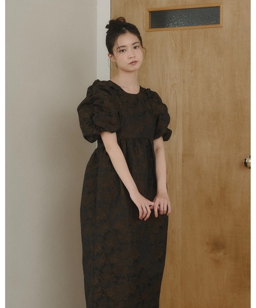 moi tytto(モイテュット)の「シュシュ付き パフスリーブ ジャガード ワンピース 【別売りビスチェとセット着用可能】(ワンピース・レディース・ブラウン/ベージュ・FREE/SMALL)」の4枚目の写真