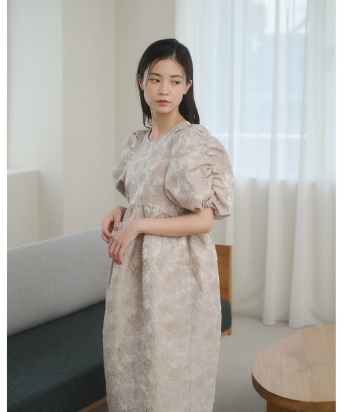 moi tytto(モイテュット)の「シュシュ付き パフスリーブ ジャガード ワンピース 【別売りビスチェとセット着用可能】(ワンピース・レディース・ブラウン/ベージュ・FREE/SMALL)」の16枚目の写真
