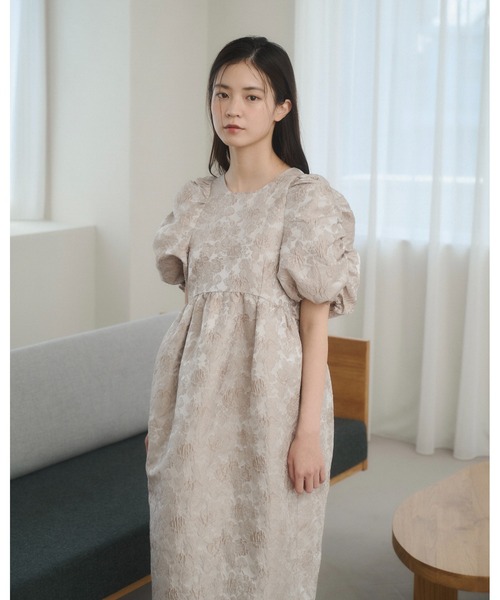 moi tytto(モイテュット)の「シュシュ付き パフスリーブ ジャガード ワンピース 【別売りビスチェとセット着用可能】(ワンピース・レディース・ブラウン/ベージュ・FREE/SMALL)」の5枚目の写真