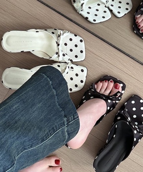 mebole(メボレ)の「ドット柄ウェッジサンダル(サンダル・レディース・ホワイト/ブラック・MEDIUM/SMALL/LARGE)」の12枚目の写真
