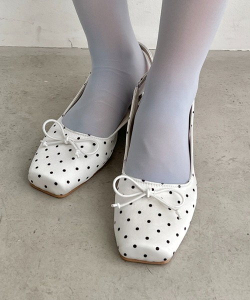 Loueme(ルエム)の「スクエアトゥスリングバックバレエパンプス(パンプス・レディース・ホワイト系その他/オフホワイト/ブラック・23.5cm/24.5cm)」の2枚目の写真