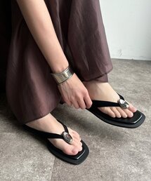 【WEB限定】メタルモチーフトングサンダル