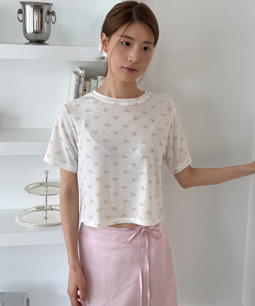 OPENING SUNSHINE(オープニングサンシャイン)の「フラワーパターンショートスリーブクロップTシャツアイボリー(Tシャツ/カットソー・レディース・その他・FREE)」の1枚目の写真
