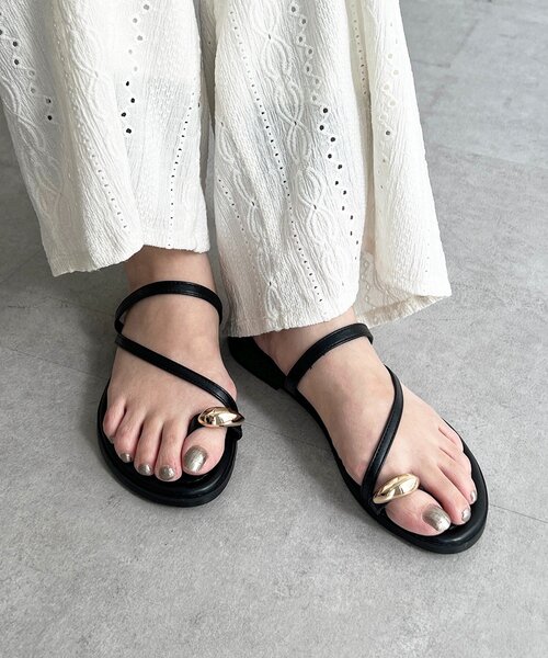 un dix cors(アンディコール)の「ゴールドサムフラットサンダル(ブーツ・レディース・ホワイト/ブラック・MEDIUM/LARGE)」の9枚目の写真