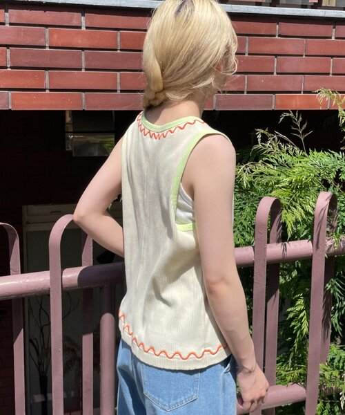 HELLO.SANFRANCISCO(ハローサンフランシスコ)の「【HELLO.SANFRANCISCO/ハローサンフランシスコ】ロゴプリントうねうねリブタンク(タンクトップ・レディース・アイボリー/ピンク・ONE SIZE)」の4枚目の写真
