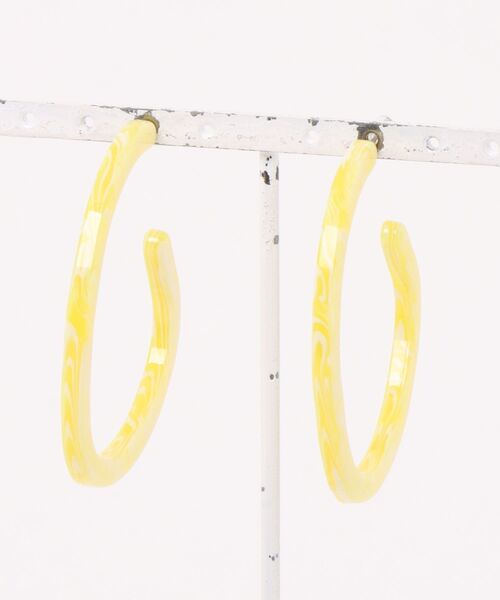 le cercle ADAM ET ROPE'（ルセルクルアダムエロペ）の「フープピアス（ピアス（両耳用）・レディース・イエロー/キナリ・FREE）」の2枚目の写真