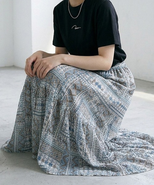 CRB(シーアールビー)の「総柄ティアードロングスカート(スカート・レディース・グリーン/ベージュ/ブルー・F)」の1枚目の写真