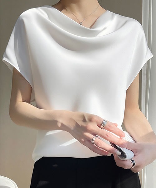 Pittok(ピットク)の「フレンチスリーブ 胸元ドレープ サテンブラウス(Tシャツ/カットソー・レディース・ブラック/ピンク/ホワイト・MEDIUM)」の5枚目の写真