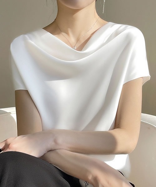Pittok(ピットク)の「フレンチスリーブ 胸元ドレープ サテンブラウス(Tシャツ/カットソー・レディース・ブラック/ピンク/ホワイト・MEDIUM)」の6枚目の写真