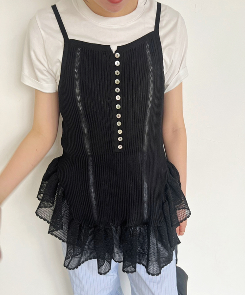 SLOBE IENA(スローブイエナ)の「《追加》tyn.TGOR/トゴール フリル キャミソール TG5S-J0306(キャミソール・レディース・ブラック/ホワイト・FREE)」の1枚目の写真
