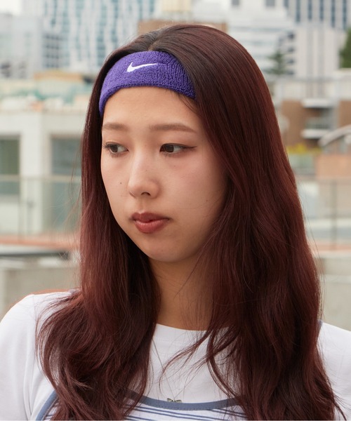 NIKE（ナイキ）の「NIKE/ナイキ スウッシュ ヘッドバンド ヘアバンド 汗止め スポーツ 洗顔 シンプル ブランドロゴ ライン 配色 ツートン バイカラー メンズ レディース 2026年 夏 夏服（ヘアバンド・メンズ・ホワイト/ライトブルー/ブラック/パープル/ネイビー/レッド/ピンク/オレンジ/ブルー/グリーン/マルチ/ブラック×イエロー・FREE）」の8枚目の写真