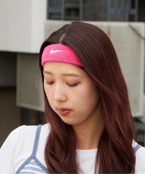 NIKE（ナイキ）の「NIKE/ナイキ スウッシュ ヘッドバンド ヘアバンド 汗止め スポーツ 洗顔 シンプル ブランドロゴ ライン 配色 ツートン バイカラー メンズ レディース 2026年 夏 夏服（ヘアバンド・メンズ・ホワイト/ライトブルー/ブラック/パープル/ネイビー/レッド/ピンク/オレンジ/ブルー/グリーン/マルチ/ブラック×イエロー・FREE）」の9枚目の写真