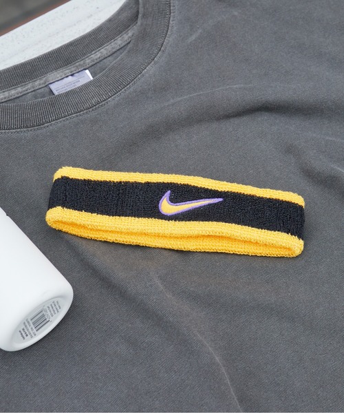 NIKE（ナイキ）の「NIKE/ナイキ スウッシュ ヘッドバンド ヘアバンド 汗止め スポーツ 洗顔 シンプル ブランドロゴ ライン 配色 ツートン バイカラー メンズ レディース 2026年 夏 夏服（ヘアバンド・メンズ・ホワイト/ライトブルー/ブラック/パープル/ネイビー/レッド/ピンク/オレンジ/ブルー/グリーン/マルチ/ブラック×イエロー・FREE）」の3枚目の写真