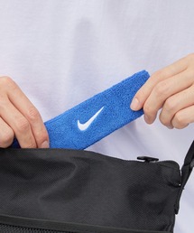 NIKE（ナイキ）の「NIKE/ナイキ スウッシュ ヘッドバンド ヘアバンド 汗止め スポーツ 洗顔 シンプル ブランドロゴ ライン 配色 ツートン バイカラー メンズ レディース 秋 秋服 2026年秋冬（ヘアバンド）」