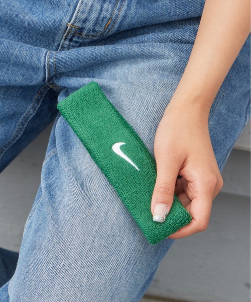NIKE（ナイキ）の「NIKE/ナイキ スウッシュ ヘッドバンド ヘアバンド 汗止め スポーツ 洗顔 シンプル ブランドロゴ ライン 配色 ツートン バイカラー メンズ レディース 2026年 夏 夏服（ヘアバンド・メンズ・ホワイト/ライトブルー/ブラック/パープル/ネイビー/レッド/ピンク/オレンジ/ブルー/グリーン/マルチ/ブラック×イエロー・FREE）」の4枚目の写真