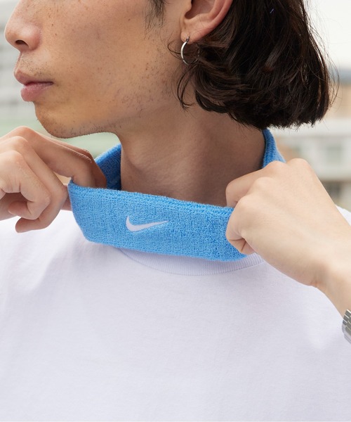 NIKE（ナイキ）の「NIKE/ナイキ スウッシュ ヘッドバンド ヘアバンド 汗止め スポーツ 洗顔 シンプル ブランドロゴ ライン 配色 ツートン バイカラー メンズ レディース 2026年 夏 夏服（ヘアバンド・メンズ・ホワイト/ライトブルー/ブラック/パープル/ネイビー/レッド/ピンク/オレンジ/ブルー/グリーン/マルチ/ブラック×イエロー・FREE）」の5枚目の写真