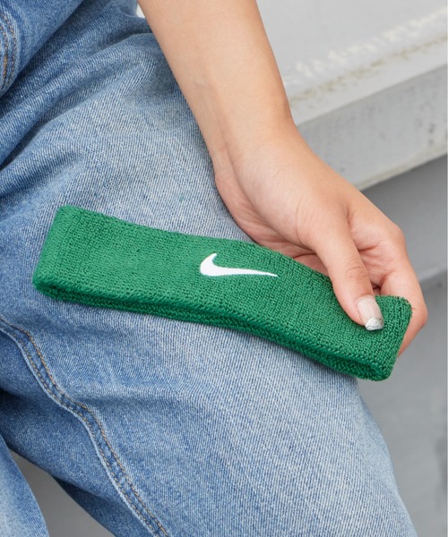 NIKE（ナイキ）の「NIKE/ナイキ スウッシュ ヘッドバンド ヘアバンド 汗止め スポーツ 洗顔 シンプル ブランドロゴ ライン 配色 ツートン バイカラー メンズ レディース 2026年 夏 夏服（ヘアバンド・メンズ・ホワイト/ライトブルー/ブラック/パープル/ネイビー/レッド/ピンク/オレンジ/ブルー/グリーン/マルチ/ブラック×イエロー・FREE）」の14枚目の写真