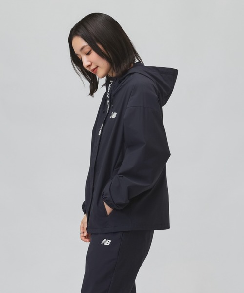 NEW BALANCE（ニューバランス）の「【別注】ニューバランス New Balance フーデットウーブンジャケット 限定コラボ（ナイロンジャケット・レディース・ネイビー/サックスブルー/アイボリー・S/M/L/XL）」の20枚目の写真