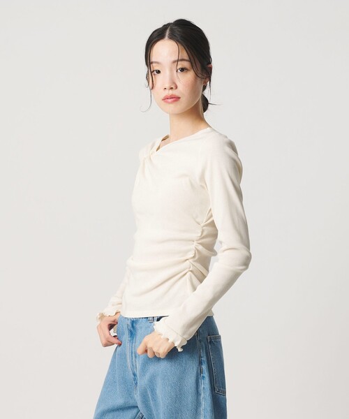 BEAUTY&YOUTH UNITED ARROWS(ビューティーアンドユースユナイテッドアローズ)の「コットン リブ ボタン ギャザー プルオーバー(Tシャツ/カットソー・レディース・オフホワイト/ブラック/レッド・FREE)」の2枚目の写真