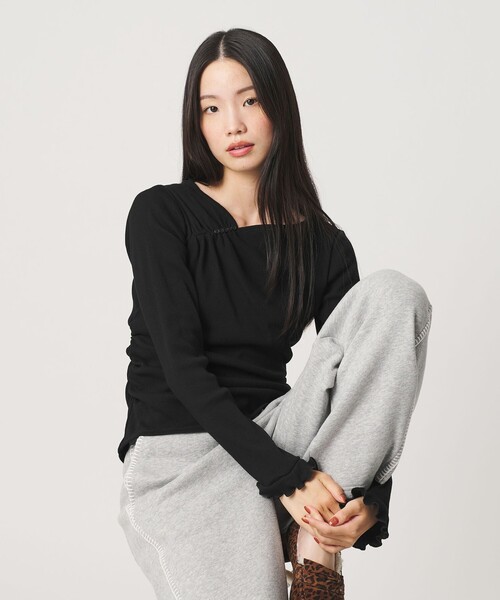 BEAUTY&YOUTH UNITED ARROWS(ビューティーアンドユースユナイテッドアローズ)の「コットン リブ ボタン ギャザー プルオーバー(Tシャツ/カットソー・レディース・オフホワイト/ブラック/レッド・FREE)」の1枚目の写真