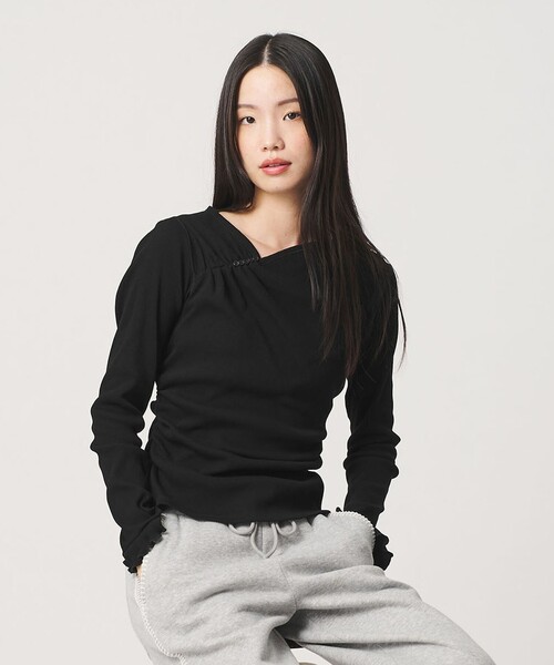 BEAUTY&YOUTH UNITED ARROWS(ビューティーアンドユースユナイテッドアローズ)の「コットン リブ ボタン ギャザー プルオーバー(Tシャツ/カットソー・レディース・オフホワイト/ブラック/レッド・FREE)」の4枚目の写真