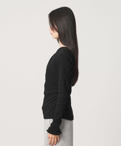 BEAUTY&YOUTH UNITED ARROWS(ビューティーアンドユースユナイテッドアローズ)の「コットン リブ ボタン ギャザー プルオーバー(Tシャツ/カットソー・レディース・オフホワイト/ブラック/レッド・FREE)」の11枚目の写真