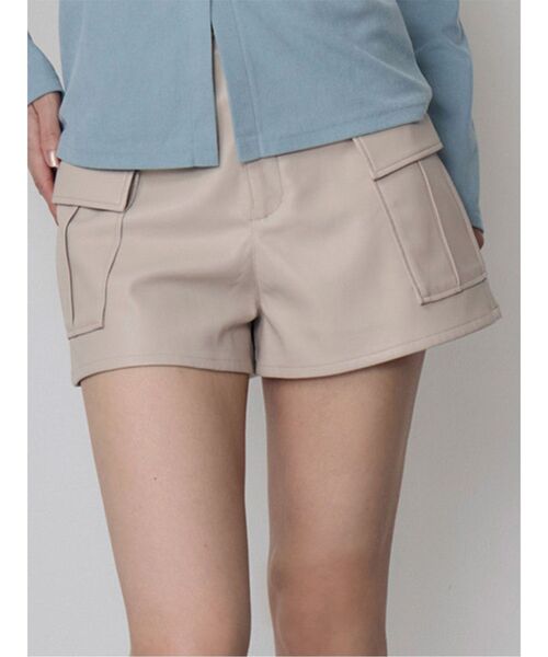 MURUA(ムルーア)の「カーゴポケットフェイクレザーショートパンツ 冬服(その他パンツ・レディース・アイボリー/ブラック/ブラウン・2/1)」の1枚目の写真
