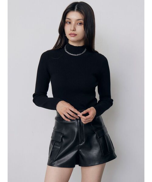 MURUA(ムルーア)の「カーゴポケットフェイクレザーショートパンツ 冬服(その他パンツ・レディース・アイボリー/ブラック/ブラウン・2/1)」の4枚目の写真