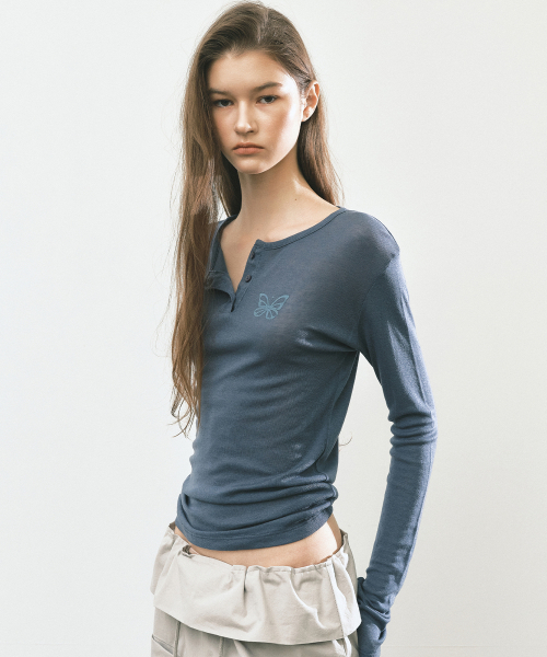 NICK&NICOLE(ニックアンドニコール)の「BUTTERFLY ヘンリーネック スリーブトップス_ダスティーブルー(Tシャツ/カットソー・レディース・ブルーグレー・FREE)」の2枚目の写真