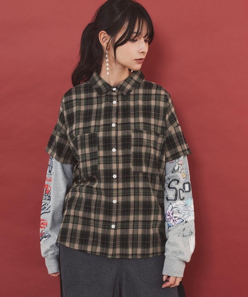 ScoLar(スカラー)の「163675:レイヤード風 チェック柄袖プリントプルオーバー(Tシャツ/カットソー・レディース・カーキ/パープル・M)」の2枚目の写真