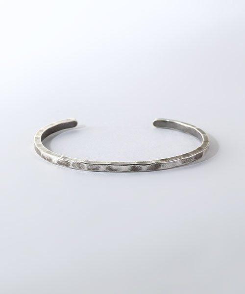 NANO universe(ナノユニバース)の「Narrow Hammerd Bangle(バングル/リストバンド・メンズ・ブラック/ゴールド/シルバー・FREE)」の1枚目の写真