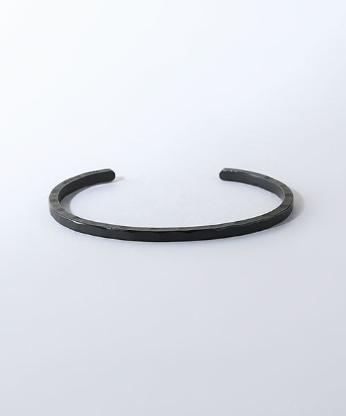NANO universe(ナノユニバース)の「Narrow Hammerd Bangle(バングル/リストバンド・メンズ・ブラック/ゴールド/シルバー・FREE)」の2枚目の写真