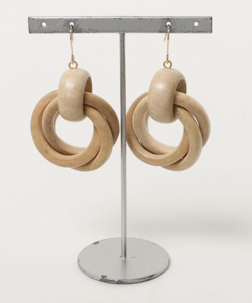 BLISS POINT（ブリスポイント）の「ウッドレンピアス / 783556（ピアス（両耳用）・レディース・ホワイト/ベージュ・ONE SIZE）」の2枚目の写真