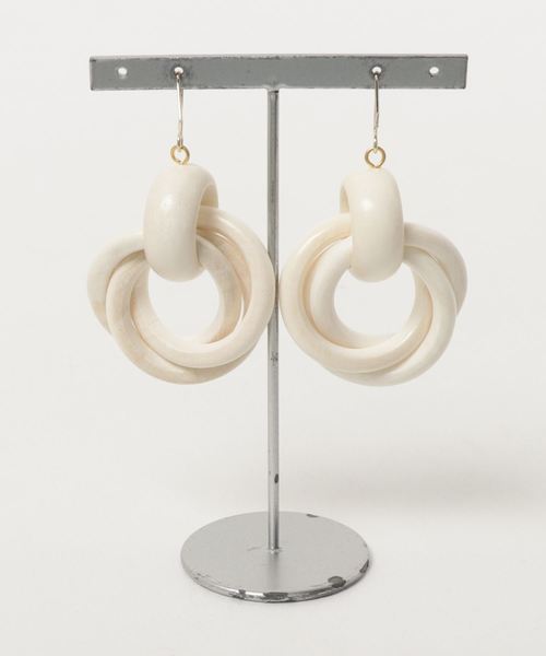 BLISS POINT（ブリスポイント）の「ウッドレンピアス / 783556（ピアス（両耳用）・レディース・ホワイト/ベージュ・ONE SIZE）」の3枚目の写真