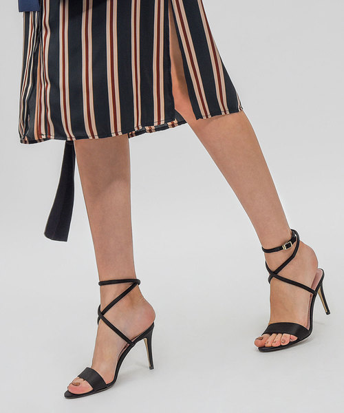 CHARLES & KEITH(チャールズ & キース)の「クリスクロスストラップサンダル / CRISS CROSS STRAP SANDALS(サンダル・レディース・ブラック/レッド・22.5cm/23.5cm/24.5cm/23cm/25cm)」の13枚目の写真