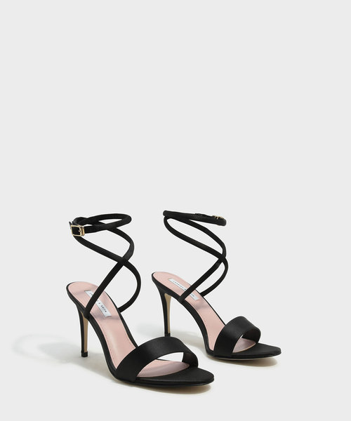CHARLES & KEITH(チャールズ & キース)の「クリスクロスストラップサンダル / CRISS CROSS STRAP SANDALS(サンダル・レディース・ブラック/レッド・22.5cm/23.5cm/24.5cm/23cm/25cm)」の3枚目の写真